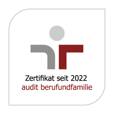 Zertifikat berufundfamilie Logo, das an Strichmännchen erinnert, darunter Schriftzug: Zertifikat seit 2022 audit beruf und familie