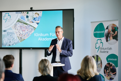 „Mit der Etablierung eines zusätzlichen, modernen Standorts schaffen wir die Voraussetzungen, um die hohe Qualität der Aus-, Fort- und Weiterbildung unserer Pflegekräfte nachhaltig zu sichern“, betonte Dr. Alexander Mohr, Vorstand des Klinikums Fürth.
