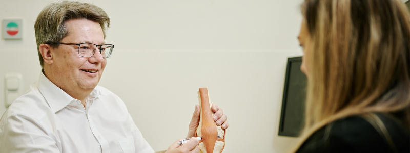 Arzt im Gespräch mit Patientin 