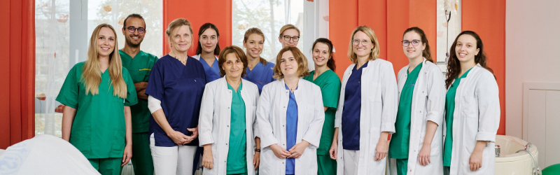 Elf Ärztinnen und ein Arzt stehen zum Gruppenfoto zusammen