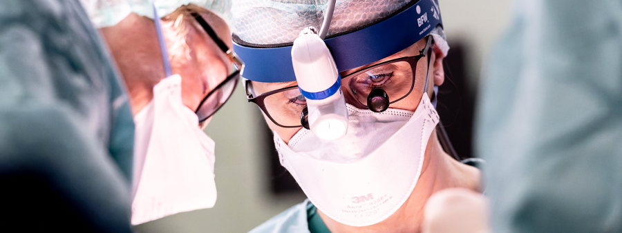 Nahaufnahme von Dr. med. Katica Krajinovic im OP