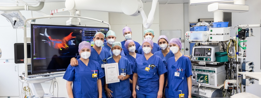 Mitarbeitende der Rhythmologie stehen zum Teamfoto zusammen und präsentieren ihr Zertifikat