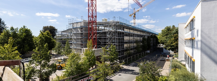 Blick auf Baugerüst am Parkhaus