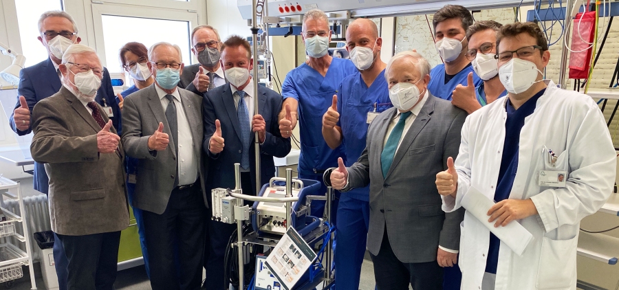 Übergabe des gespendeten ECMO Systems