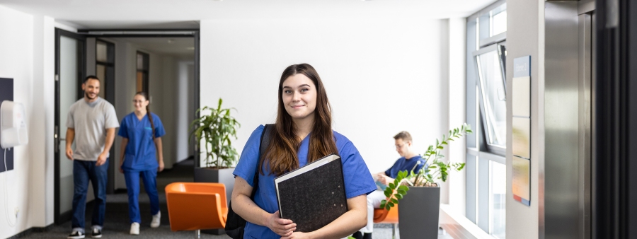 Header Ausbildung Auszubildende mit Aktenordner im Arm