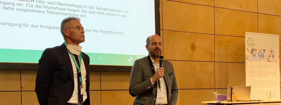 Prof. Dr. Harald Rittger und Prof. Dr. Raspé auf der Veranstaltungsbühne