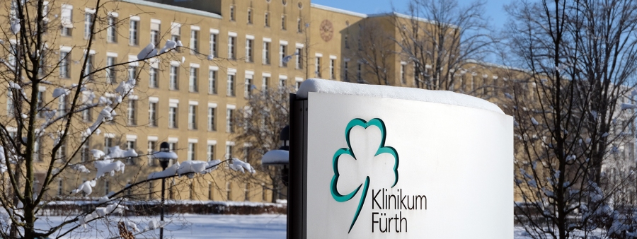 Klinikum Fürth Haupthaus im Winter mit Schnee