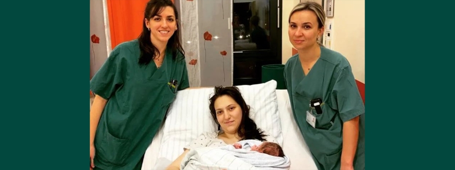 Hebammen stehen am Bett der Mama mit Neujahrsbabys  