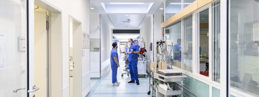 Klinikum Fürth Allgemein Ärzte besprechen sich im Flur