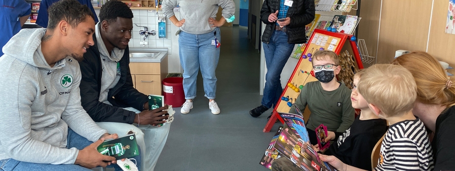 SpVgg Fürth Spieler überreichen Autogramme an kleine Patienten 