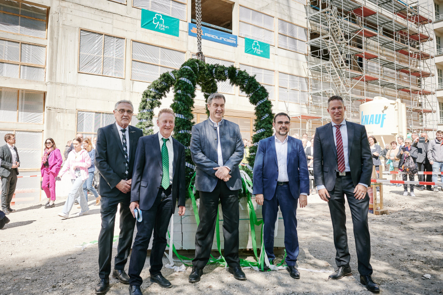 Dr. Markus Söder zu Besuch beim Richtfest am Klinikum Fürth