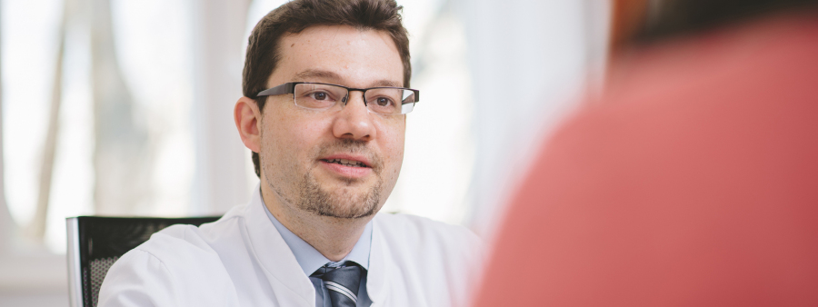 Header_alt Prof. Dr. Maihöfner im Patientengespräch