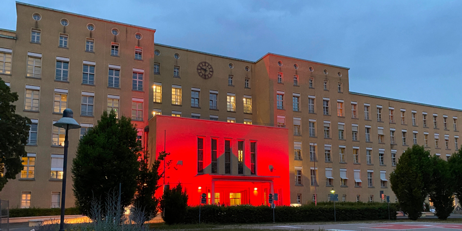  Klinikum Fürth Haupthaus rot beleuchtet