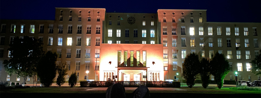  Klinikum Fürth Haupthaus orange beleuchtet