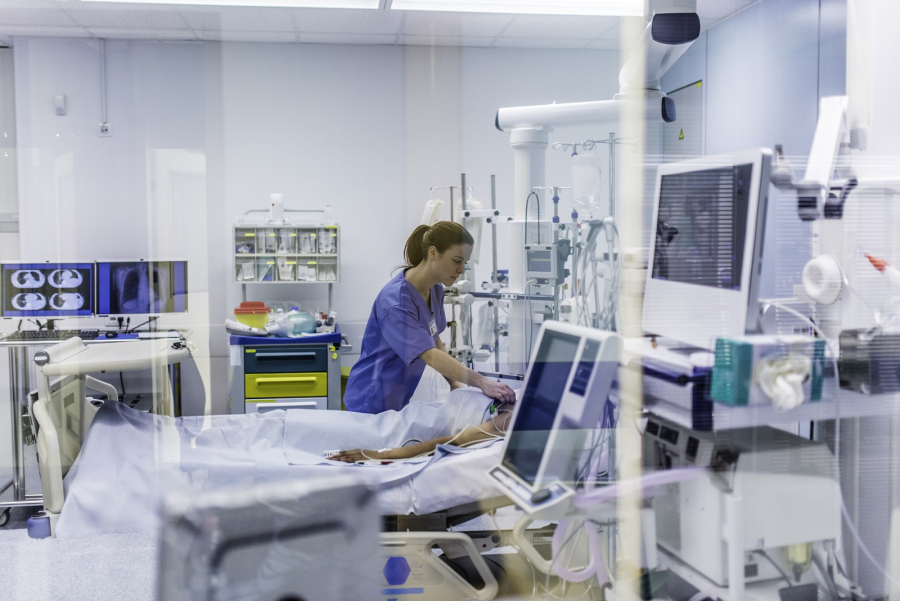 ICU&You Intensivpflegekraft kümmert sich um Patienten auf der Intensivstation