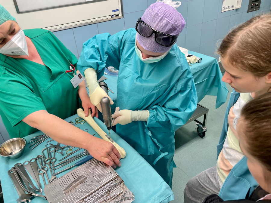 Klinikum Backstage Mitarbeitende erklären Interessierten die Tätigkeiten im OP