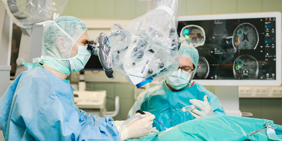 Prof. Dr. Sebastian Brandner mit Kollege beim neurochirurgischen Eingriff