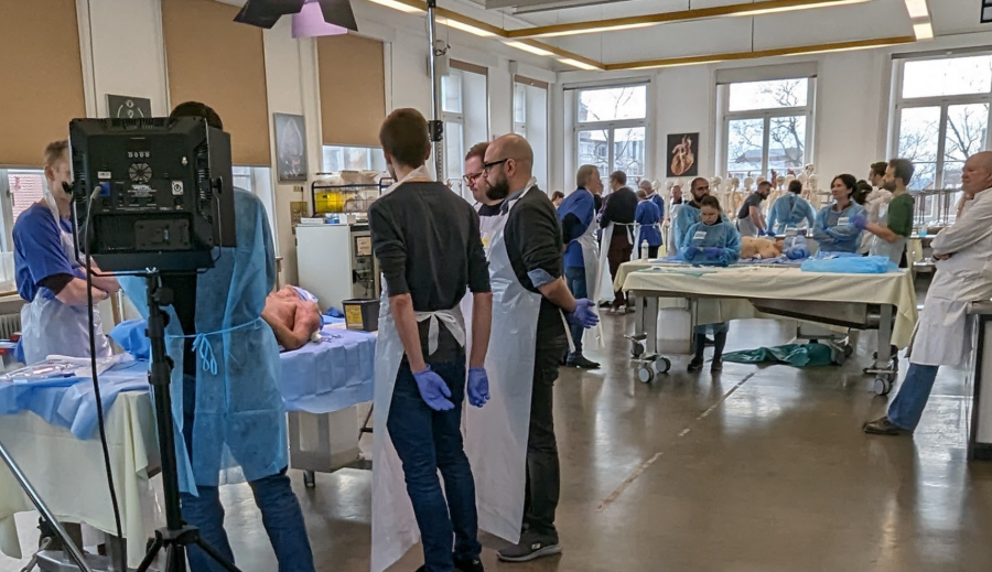 Teilnehmende bei der Fortbildungsveranstaltung Notfallanatomie