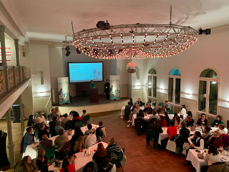 Blick von oben auf die Veranstaltung im Saal des Grünen Baum Fürth 