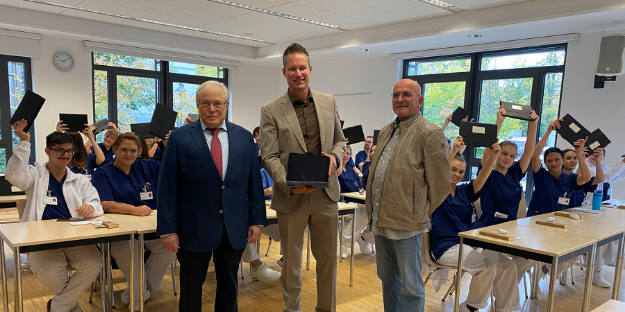 Alexander Mohr übergibt mit Förderverein neue Tablets an Pflegeazubis
