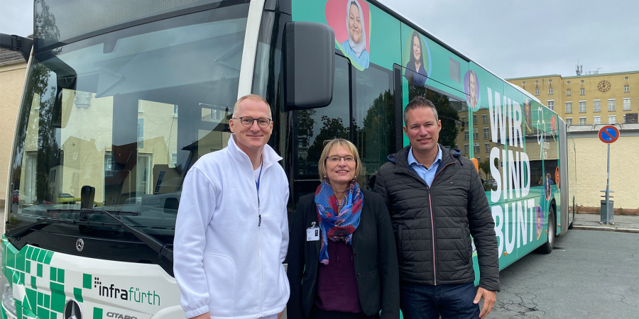 Klinikumsleitung vor dem Klinikum Fürth Bus 