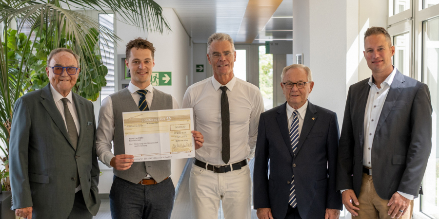 Spende Manfred Roth Stiftung 50.000 Euro Scheckübergabe der Manfred Roth Striftung
