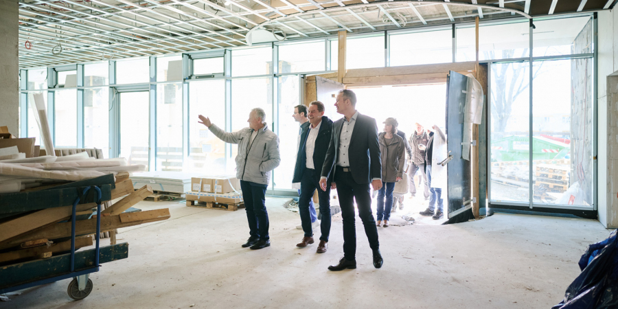 Dr. Thomas Jung und Markus Braun mit Dr. Mohr im Neubau