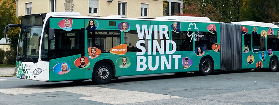 Klinikum Fürth Bus mit Aufschrift Wir sind Bunt