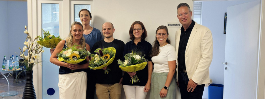 Dr. Mohr und Luisa Sieder gratulieren Praxisteam zur MVZ Übernahme