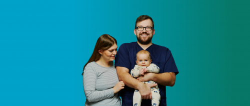 Mutter und Vater mit Baby im Arm