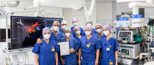 Mitarbeitende der Rhythmologie stehen zum Teamfoto zusammen und präsentieren ihr Zertifikat