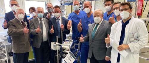 Übergabe des gespendeten ECMO Systems
