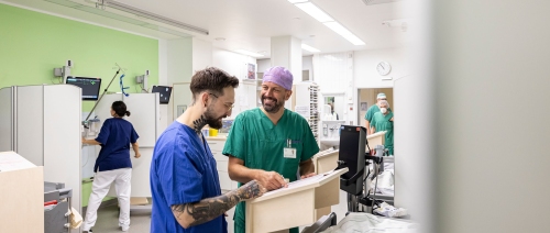 Arzt bei der Einarbeitung seiner Assistenz im Aufwachraum