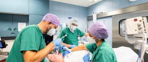 Anästhesie Team bei der Betäubung einer Patientin im OP