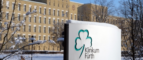 Klinikum Fürth Haupthaus im Winter mit Schnee