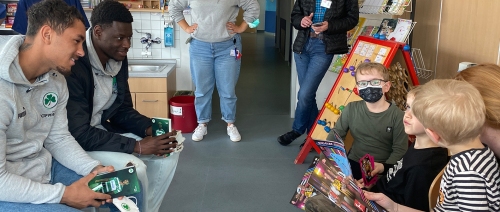 SpVgg Fürth Spieler überreichen Autogramme an kleine Patienten 