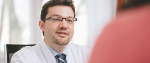 Prof. Dr. Maihöfner im Patientengespräch