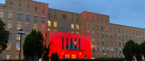  Klinikum Fürth Haupthaus rot beleuchtet