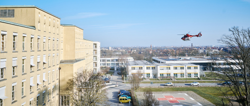 Hubschrauber im Landeanflug am Klinikum Fürth