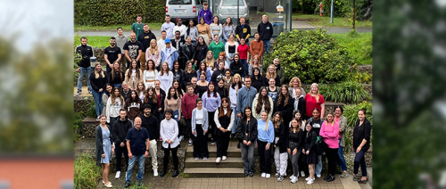 Neue Auszubildende ab September 2023 stehen für Gruppenfoto zusammen