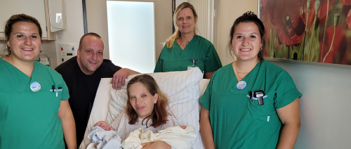 Hebammenschülerinnen und Zwillinge halfen Familie bei Zwillingsgeburt
