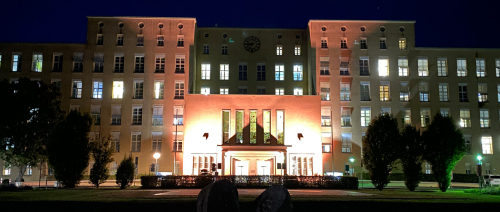  Klinikum Fürth Haupthaus orange beleuchtet