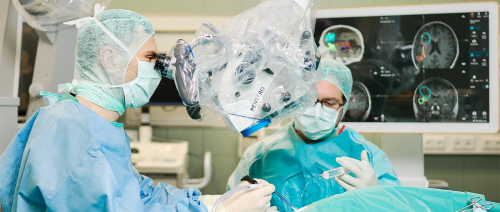 Prof. Dr. Sebastian Brandner mit Kollege beim neurochirurgischen Eingriff
