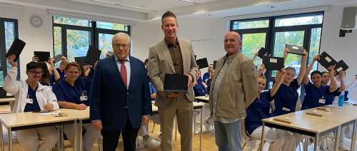 Alexander Mohr übergibt mit Förderverein neue Tablets an Pflegeazubis