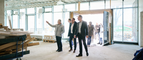 Dr. Thomas Jung und Markus Braun mit Dr. Mohr im Neubau