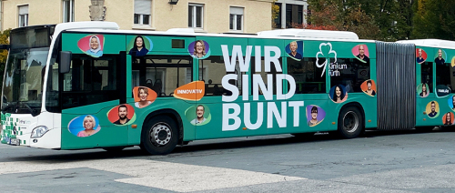 Klinikum Fürth Bus mit Aufschrift Wir sind Bunt