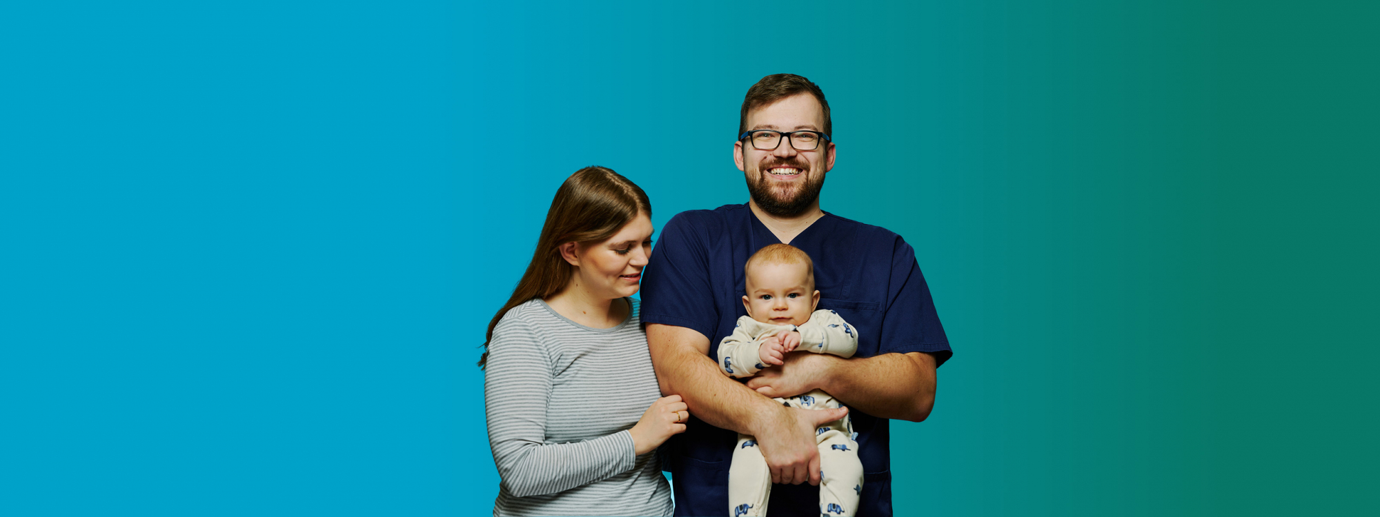 Mutter und Vater mit Baby im Arm