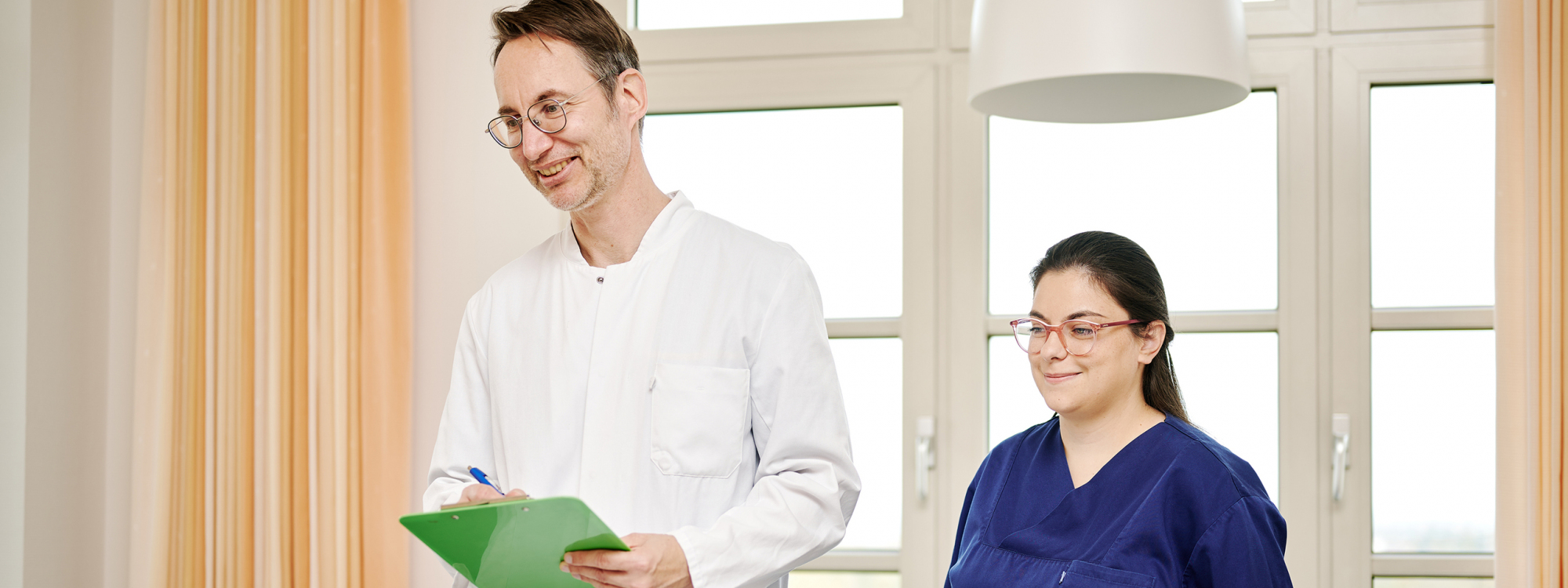 Prof. Dr. Zopf und Pflegekraft bei der Visite im Patientenzimmer