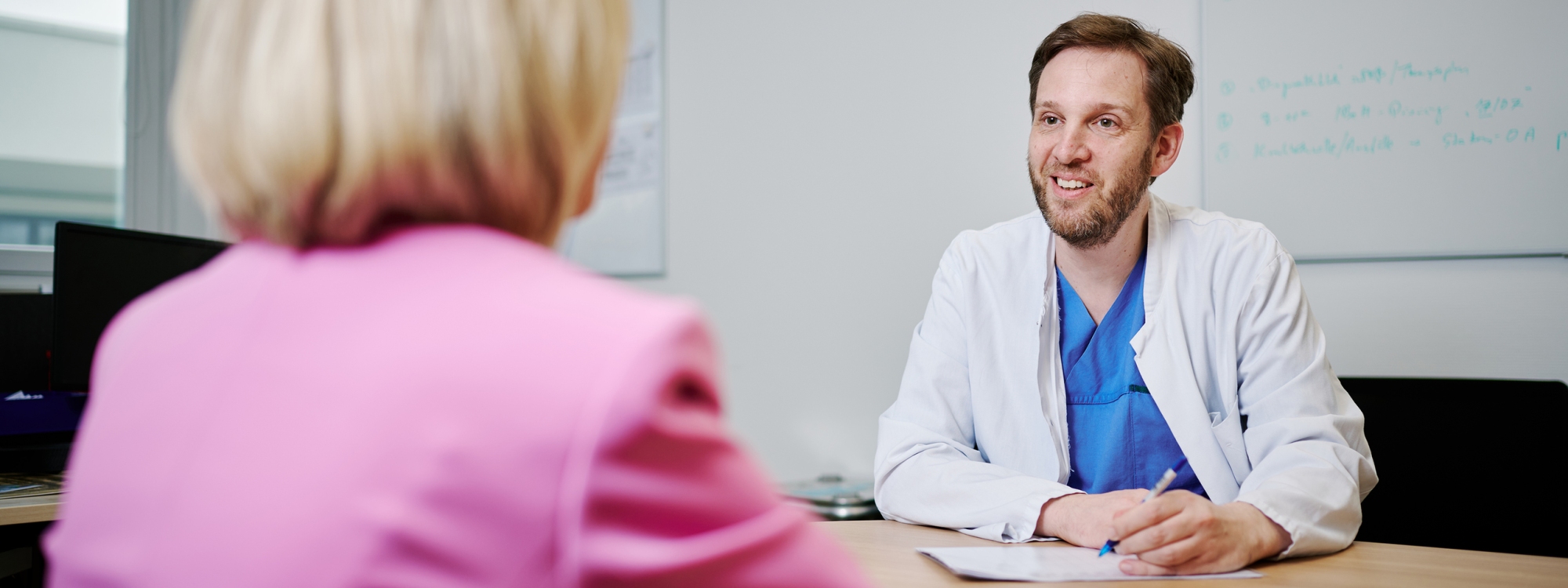Dr. Lanz im Patientengespräch
