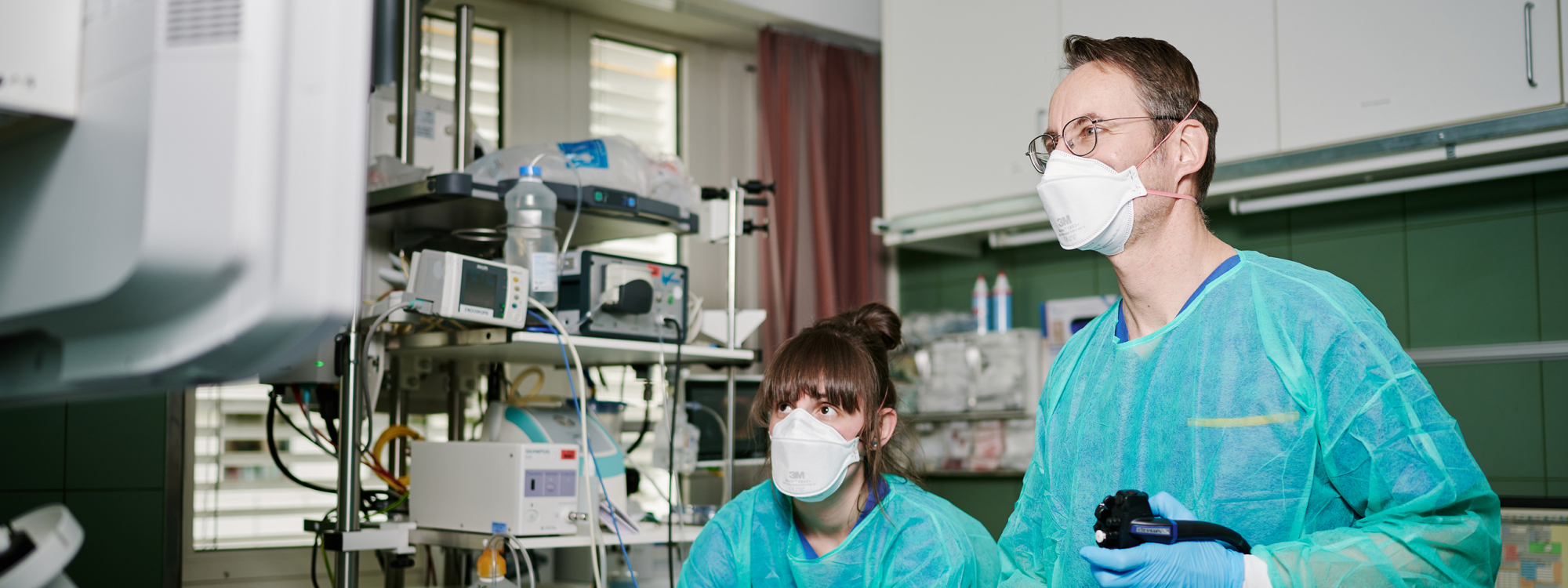 Prof. Dr. Zopf  und Ärztin schauen während der Endoskopie auf den Monitor